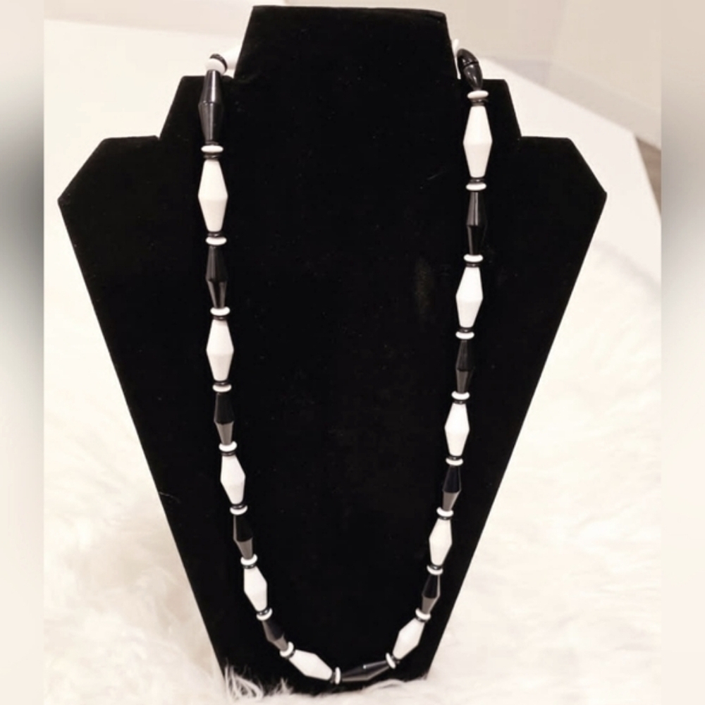 Vintage Black And White Plastic Beaded Necklace 🌴